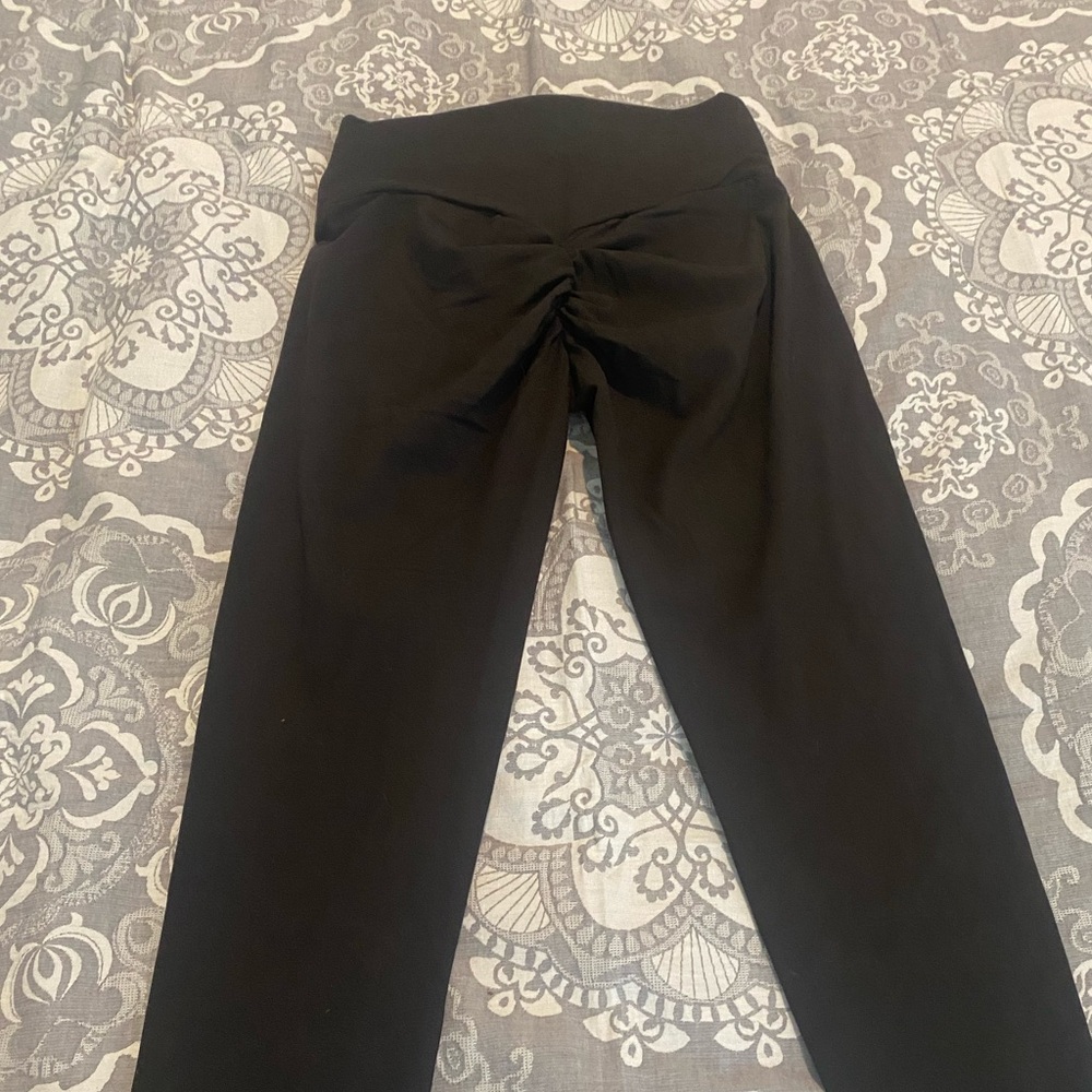 Small black yoga leggings